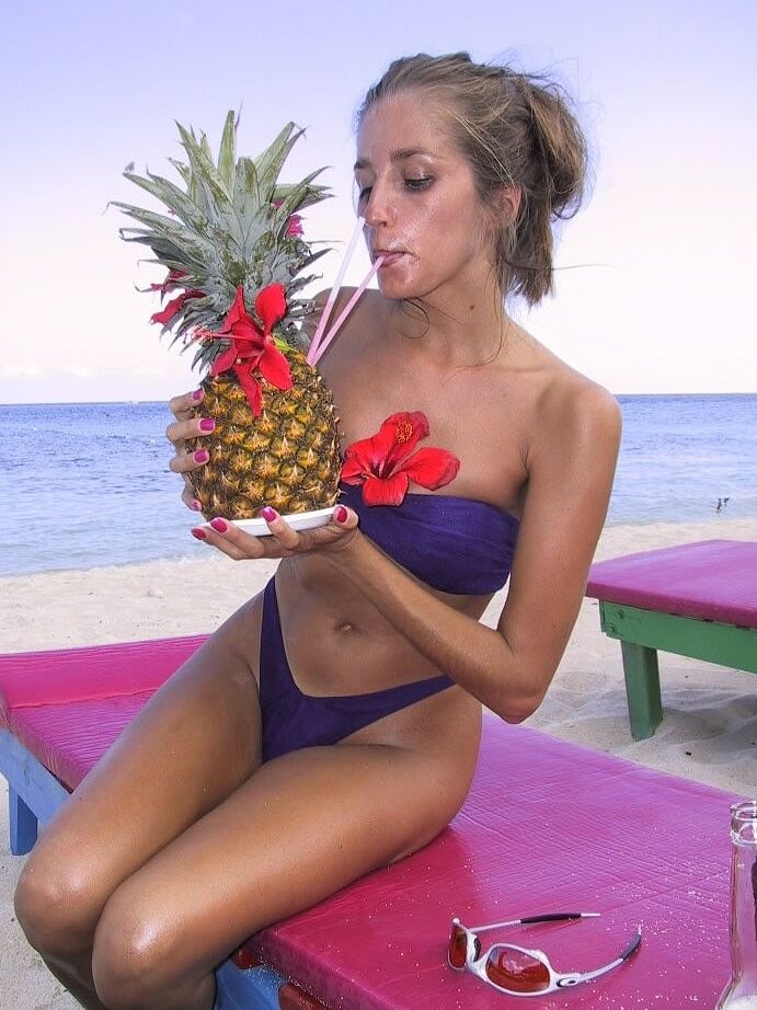 21P Sexy MILF Lori Anderson verliert ihr Bikinioberteil und posiert oben ohne am Strand