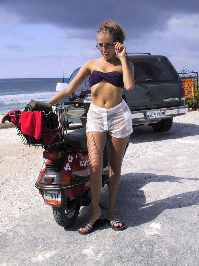 21P Sexy MILF Lori Anderson verliert ihr Bikinioberteil und posiert oben ohne am Strand