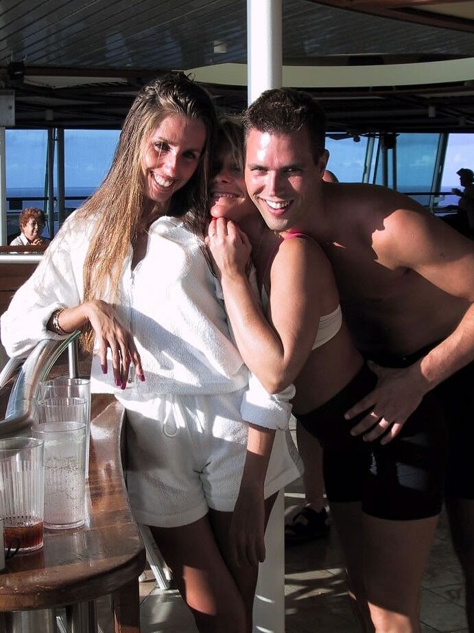 21P Sexy MILF Lori Anderson verliert ihr Bikinioberteil und posiert oben ohne am Strand