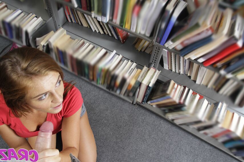 16P La inocente adolescente amateur Emma chupando una polla dura en una biblioteca pública