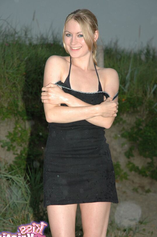 12P L'amatrice blonde Kiss Kristin laisse ses seins en bonnet A se détacher de son bikini noir