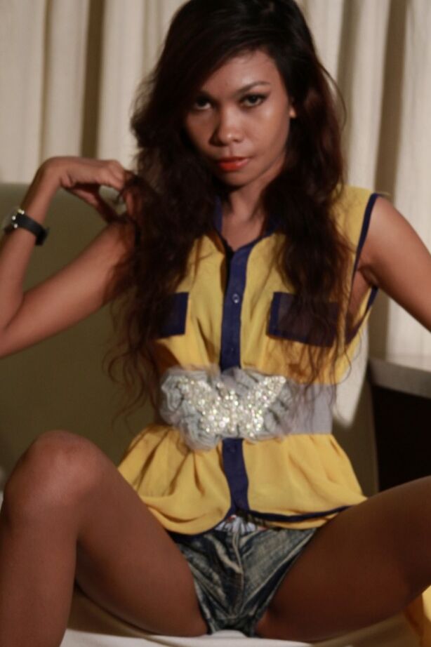 21P A linda Filipina Fani expõe seu corpo esbelto enquanto posa com roupas sexy