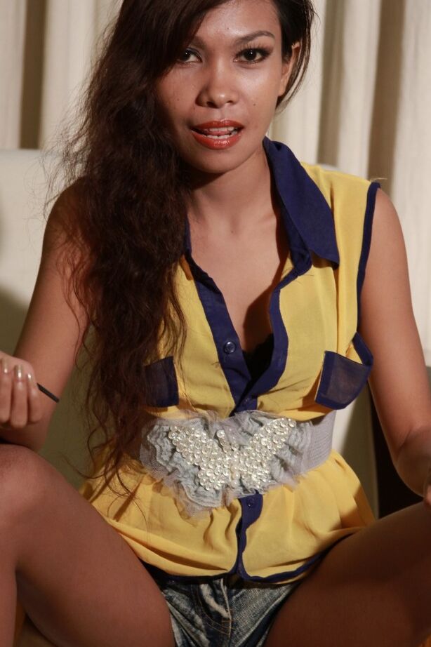 21P A linda Filipina Fani expõe seu corpo esbelto enquanto posa com roupas sexy