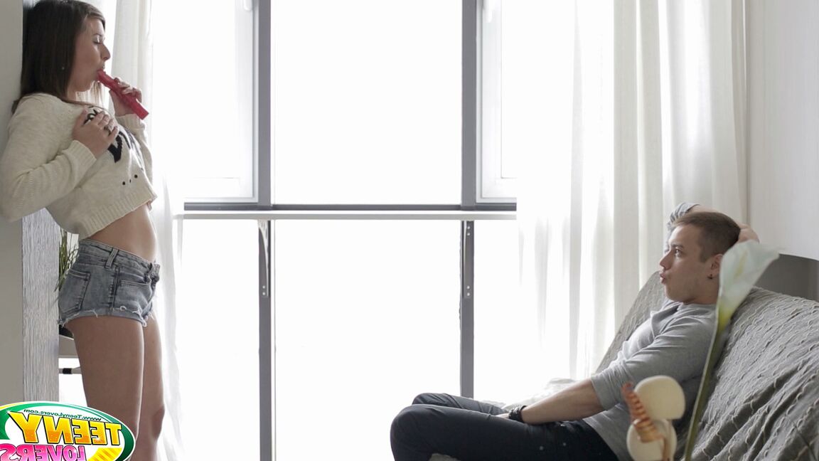 21P La sexy adolescente Vicca prueba una polla dura antes de ser follada por detrás