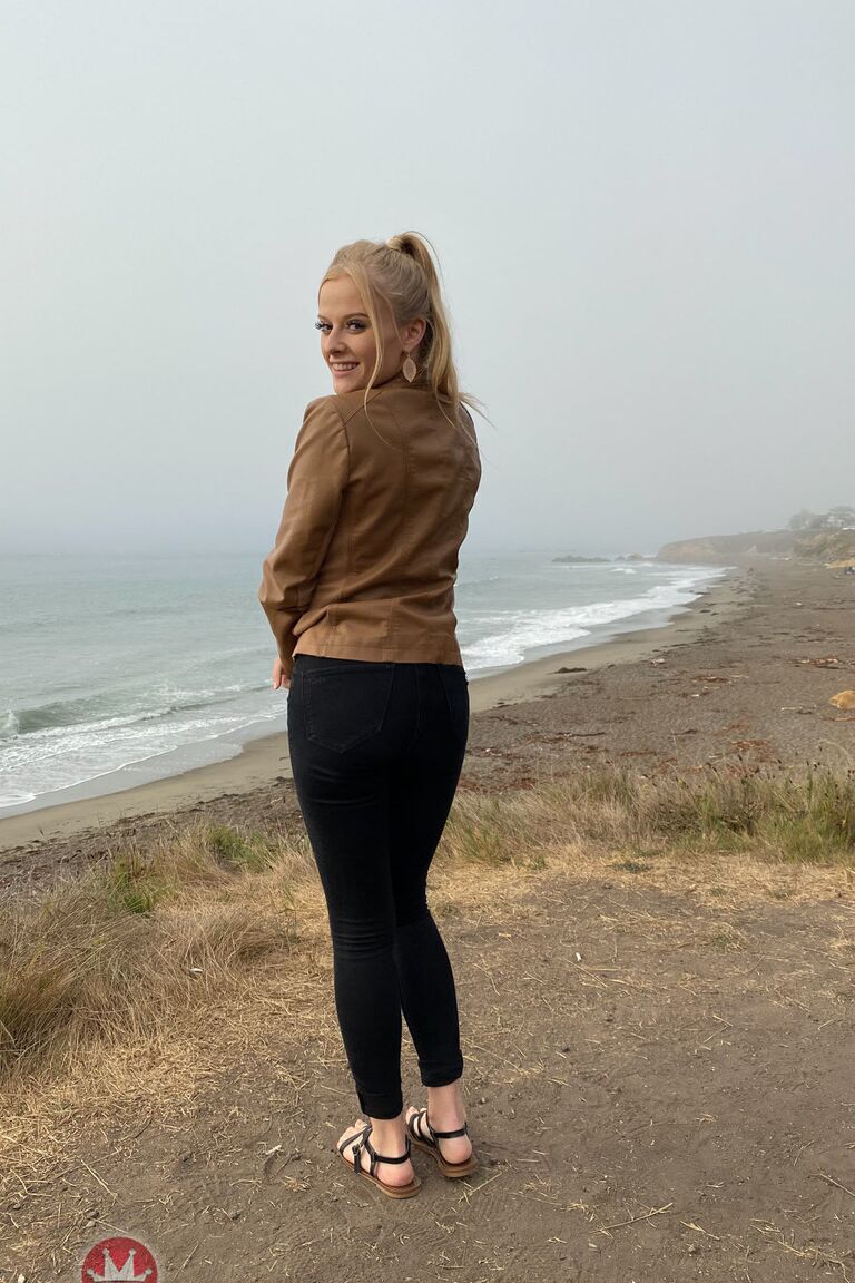 21P Amateur Teen Paris White zeigt ihre süßen Titten und zeigt ihre Muschi aus nächster Nähe