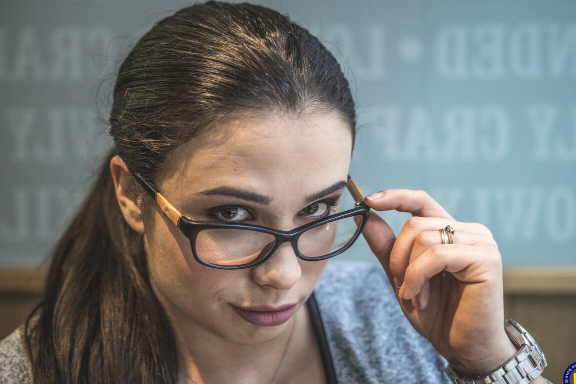 16P Chica amateur escupe semen después de ponerse encima para tener sexo anal con sus gafas