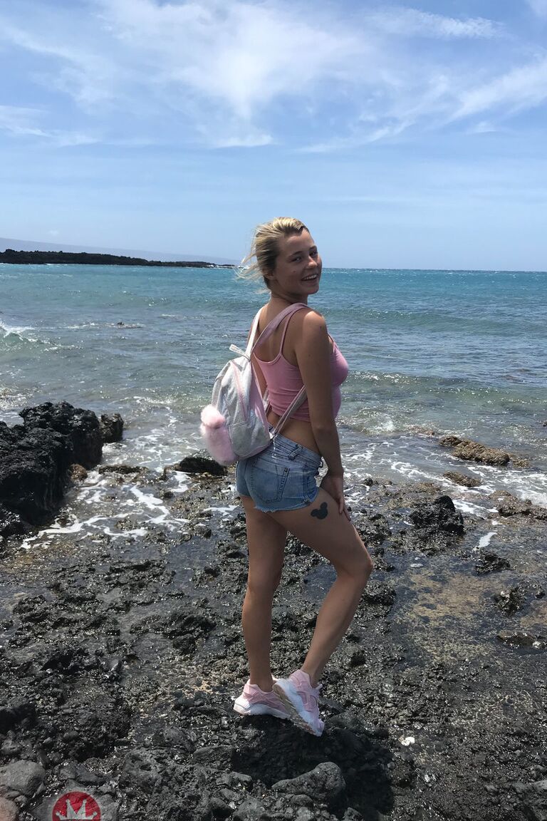 21P Sexy adolescente Carolina Sweets mostrando seus peitos bronzeados