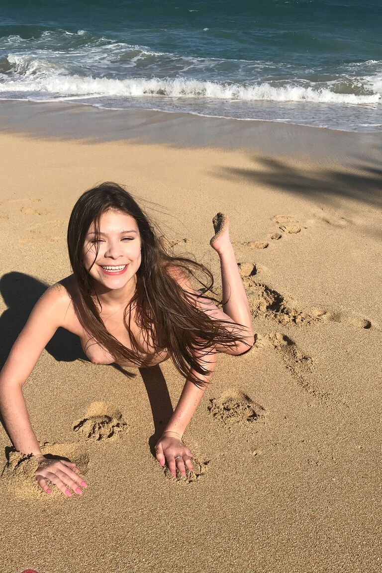 21P Exotische Latina-Teenagerin Winter Jade zieht sich nackt aus und spielt im Sand