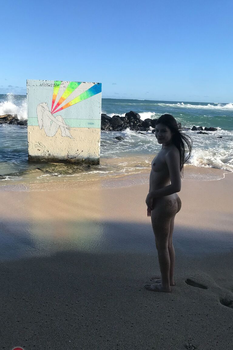 21P Exotische Latina-Teenagerin Winter Jade zieht sich nackt aus und spielt im Sand