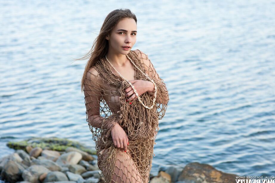 20P Extrem heißes Model posiert draußen am Strand, während sie sich auszieht und