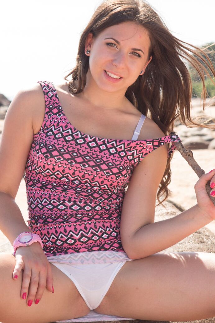 20P La adolescente amateur Ashley muestra su coño rosado durante un primer plano en la playa