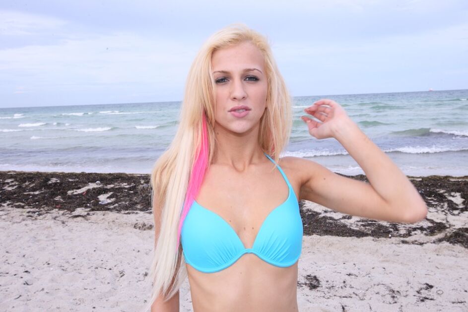 17P Cassy Lynn, une jeune fille élancée sur la plage, exhibe ses fesses sexy en bikini dans les vagues.