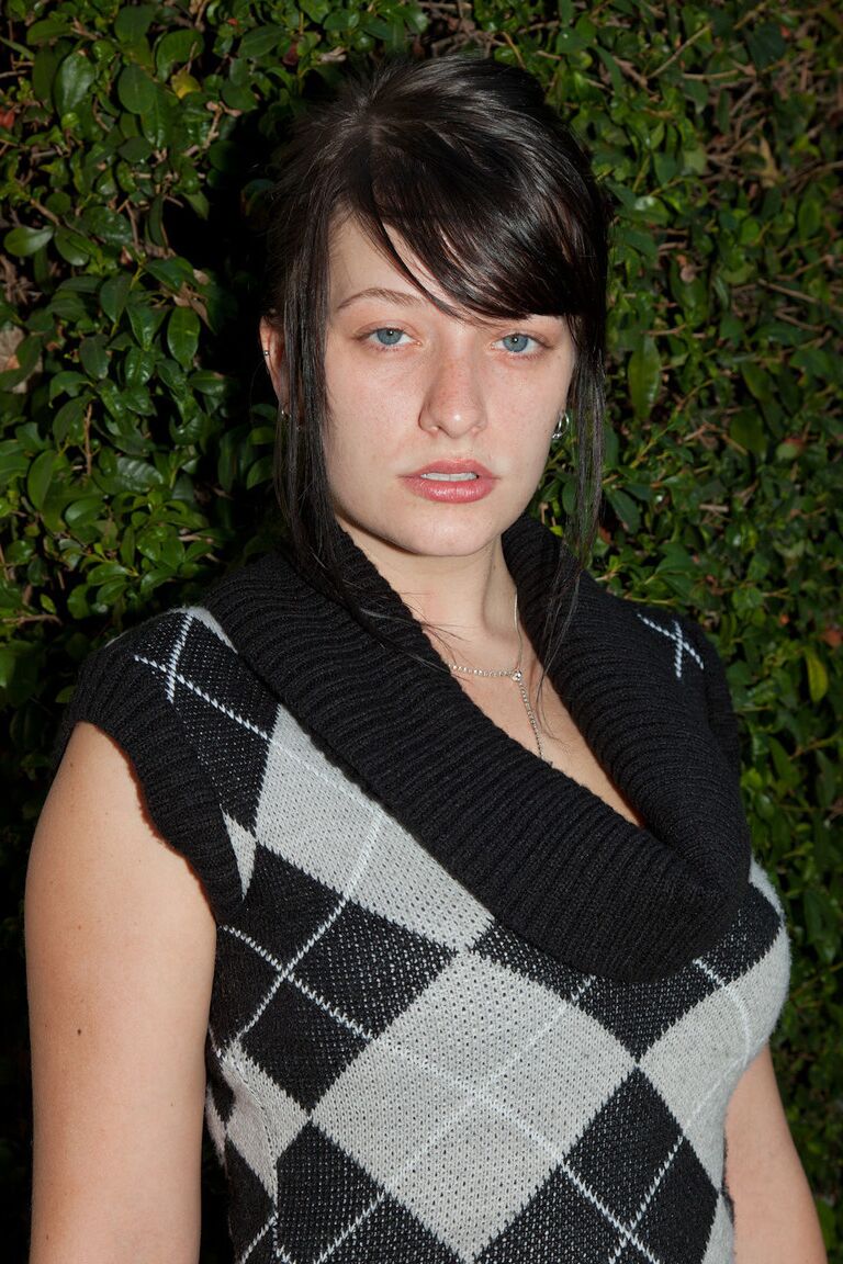 11P Das brünette Babe Hannah Kinney zeigt ihr Höschen, während sie im Freien Pflanzen gießt