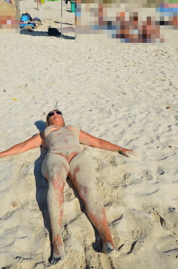 20P Sweet Susi, amateur nue, couvre son corps dans le sable de la plage avec des lunettes de soleil