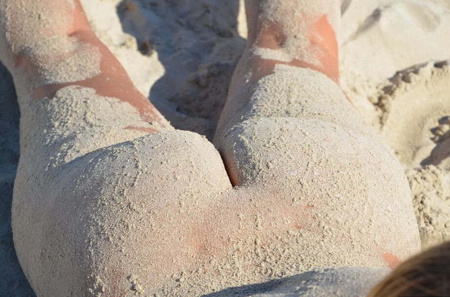 20P Sweet Susi, amateur nue, couvre son corps dans le sable de la plage avec des lunettes de soleil