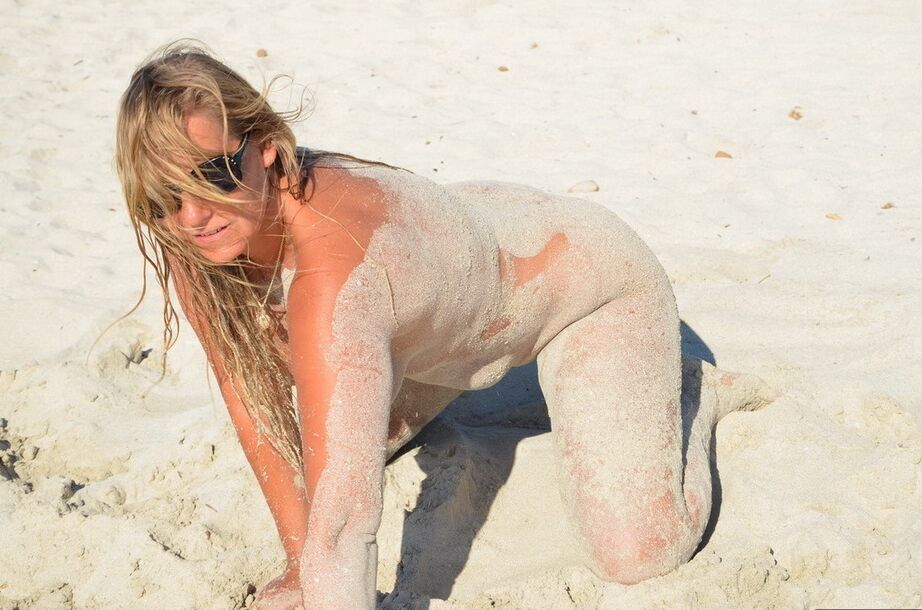 20P Sweet Susi, amateur nue, couvre son corps dans le sable de la plage avec des lunettes de soleil