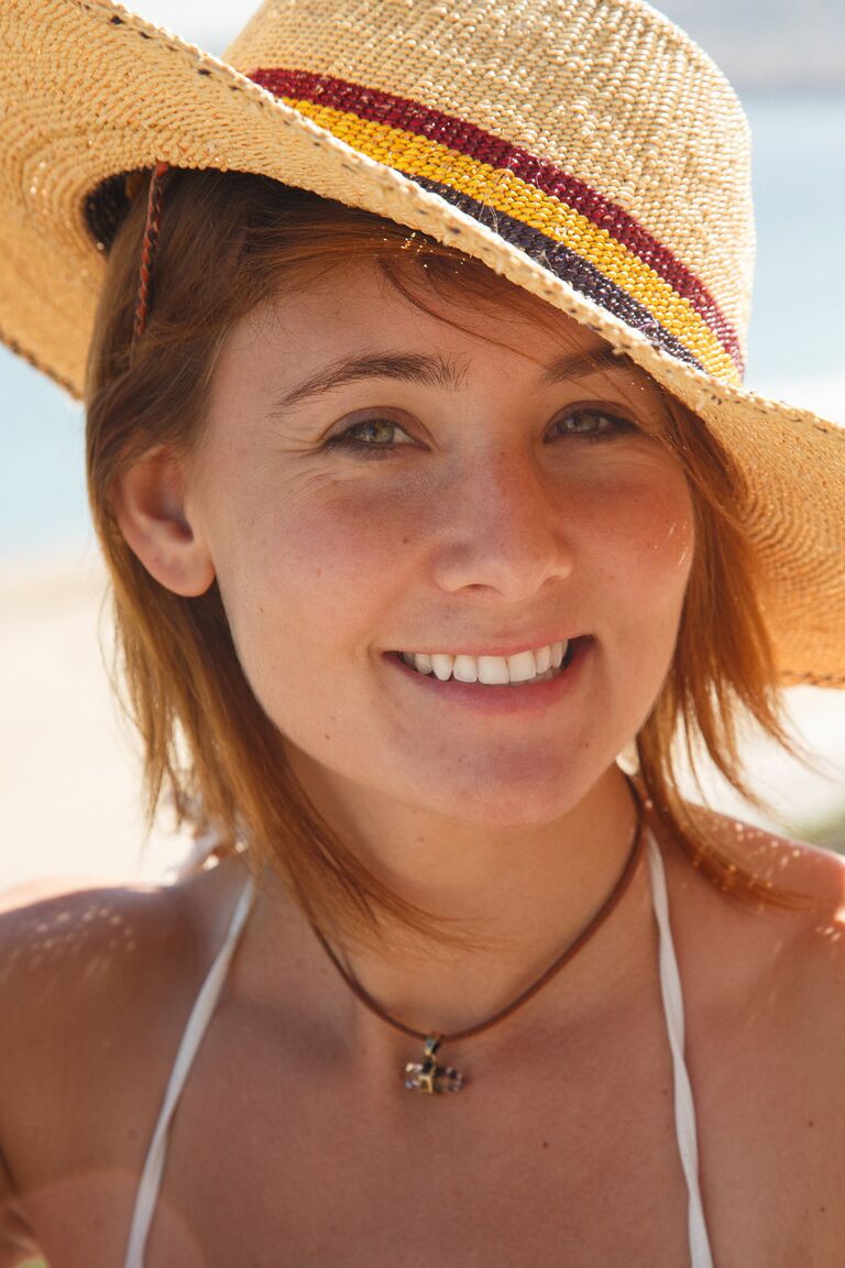 11P A adolescente natural Bea Wolf mostra sua bunda enorme sem nudez na praia