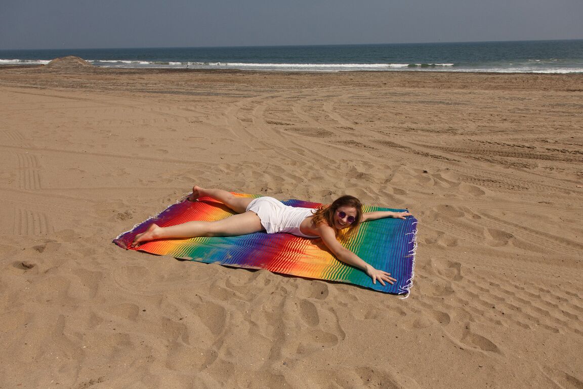 12P Aurora Zvezda, une jeune flexible, devient coquine et nue sur la plage.