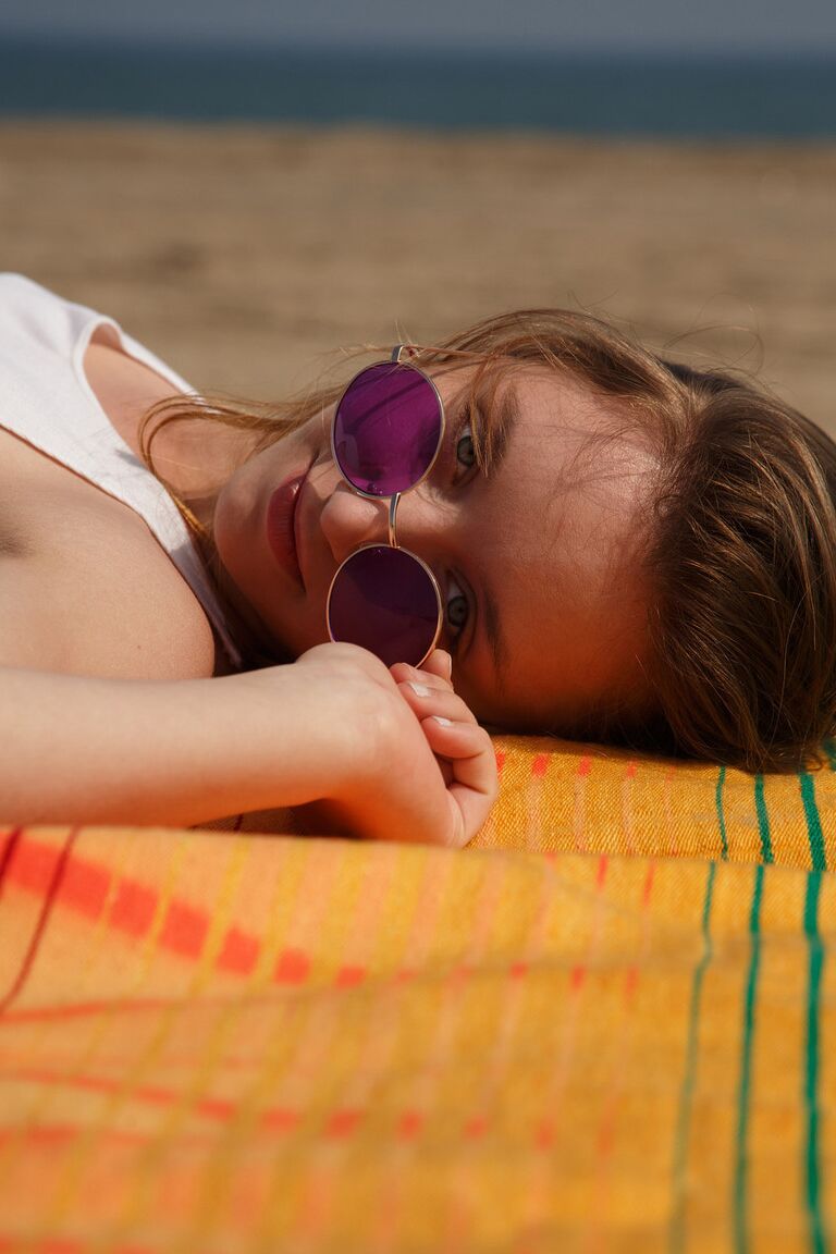 12P Aurora Zvezda, une jeune flexible, devient coquine et nue sur la plage.
