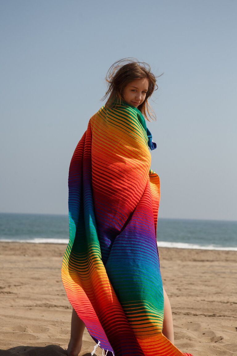 12P Aurora Zvezda, une jeune flexible, devient coquine et nue sur la plage.