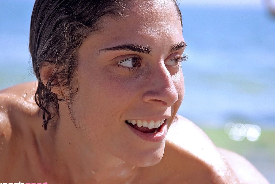 20P Michelle, une ado aux beaux seins, profite d'un jeu d'eau nue sur la plage