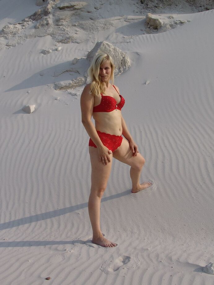20P La rubia amateur Sweet Susi se desnuda totalmente sola en un banco de arena