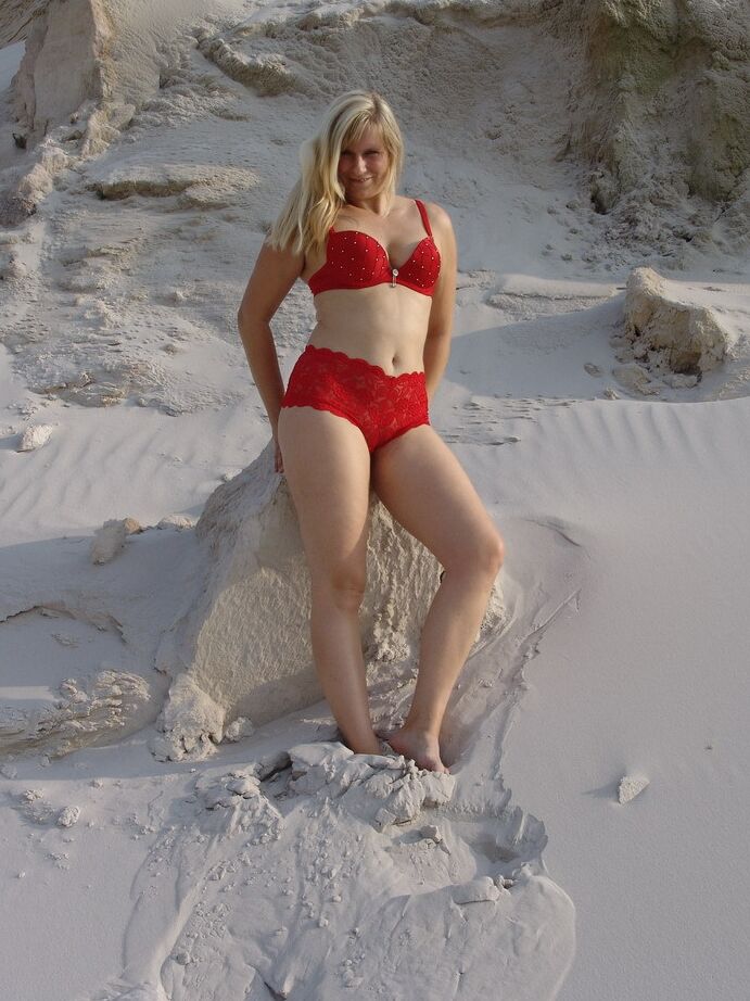 20P La rubia amateur Sweet Susi se desnuda totalmente sola en un banco de arena