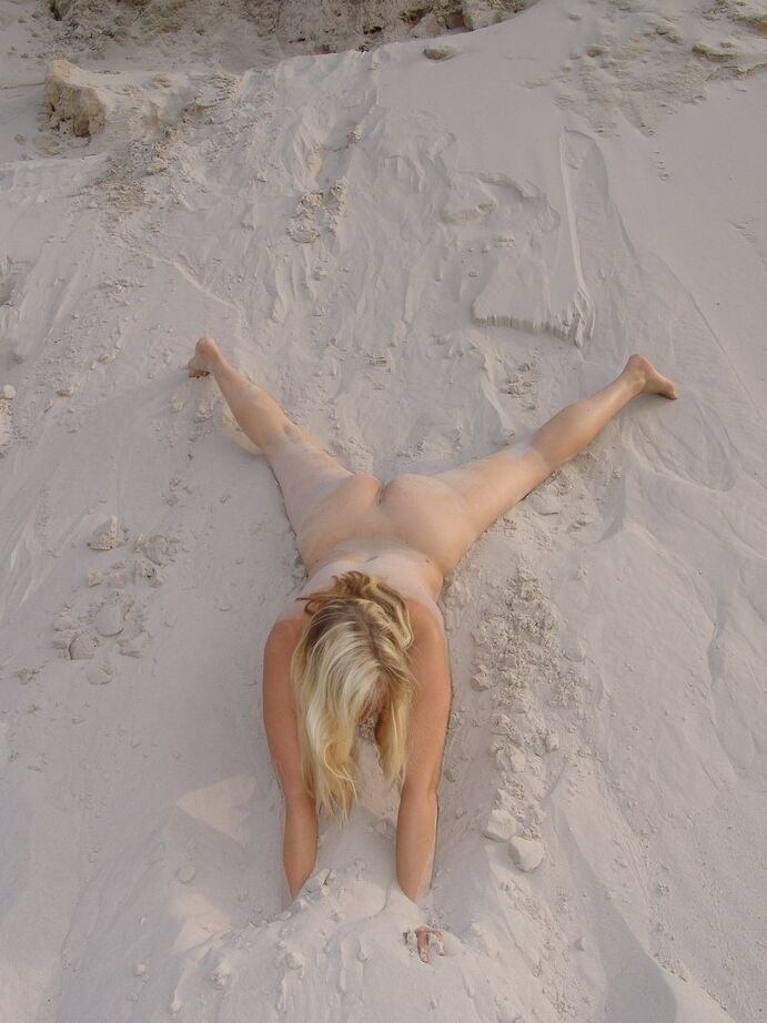 20P La rubia amateur Sweet Susi se desnuda totalmente sola en un banco de arena