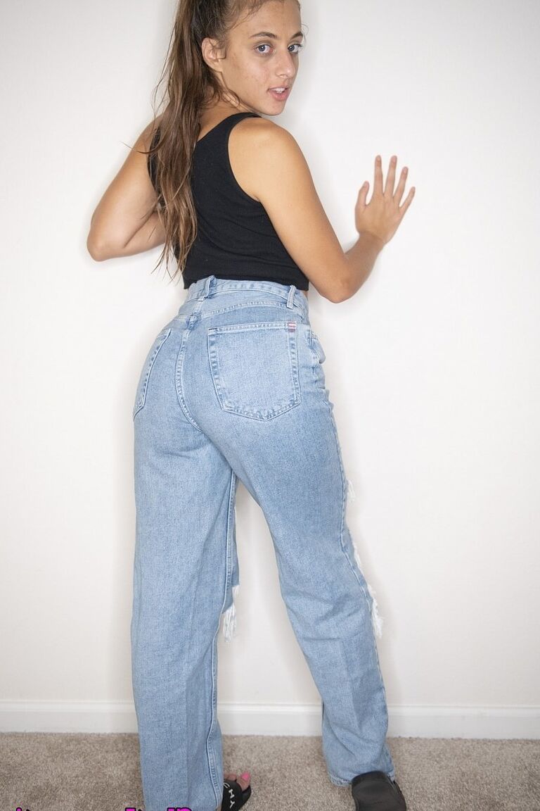 21P A adolescente americana gostosa Gia Derza posando com shorts sexy e top de biquíni