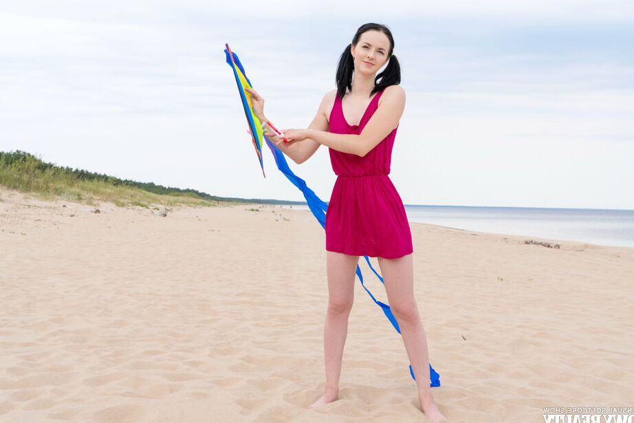 20P Une fille incroyablement sexy et belle enlève sa robe rouge érotique tout en