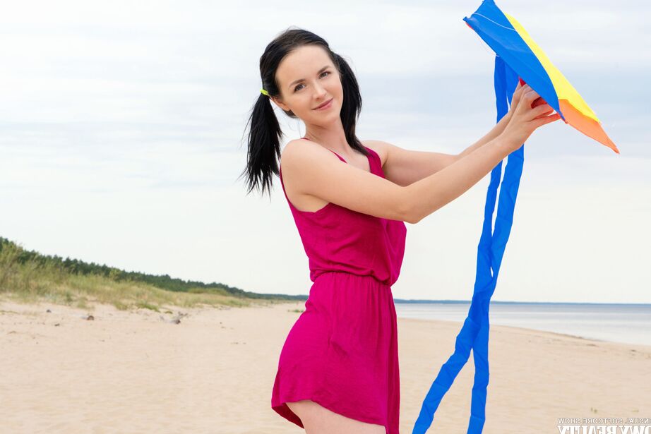 20P Une fille incroyablement sexy et belle enlève sa robe rouge érotique tout en