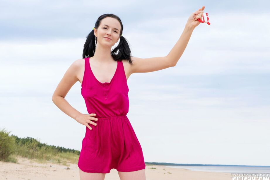 20P Une fille incroyablement sexy et belle enlève sa robe rouge érotique tout en