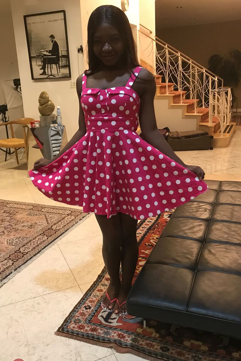 20P La pequeña joven afroamericana Noemie Bilas enseña las tetas