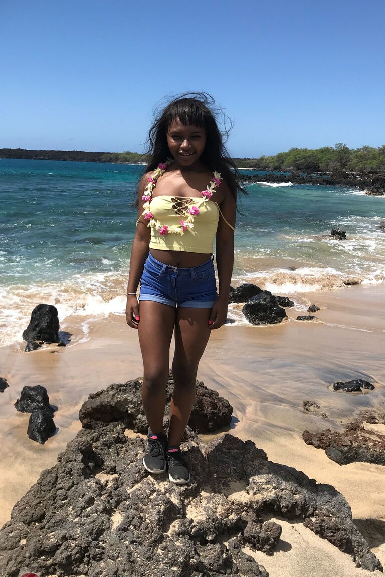 20P La pequeña joven afroamericana Noemie Bilas enseña las tetas