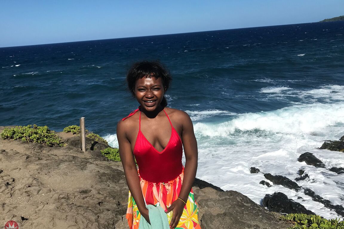 20P La pequeña joven afroamericana Noemie Bilas enseña las tetas