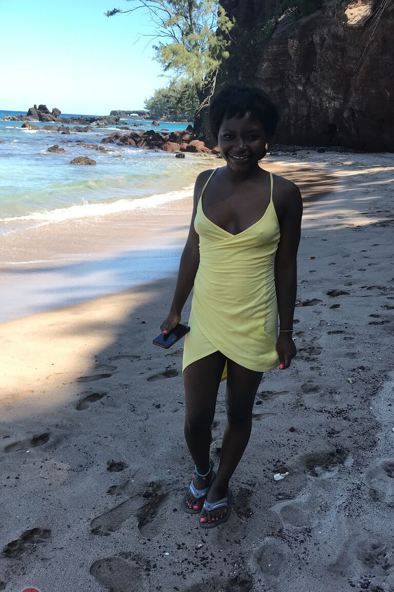 20P La pequeña joven afroamericana Noemie Bilas enseña las tetas