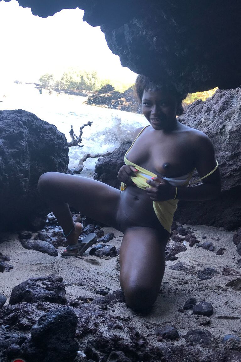 20P La pequeña joven afroamericana Noemie Bilas enseña las tetas