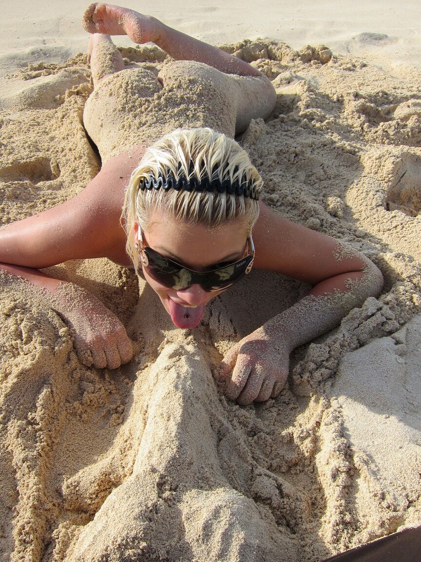 21P A pornstar loira imunda Bibi Noel e suas amigas se masturbam na praia