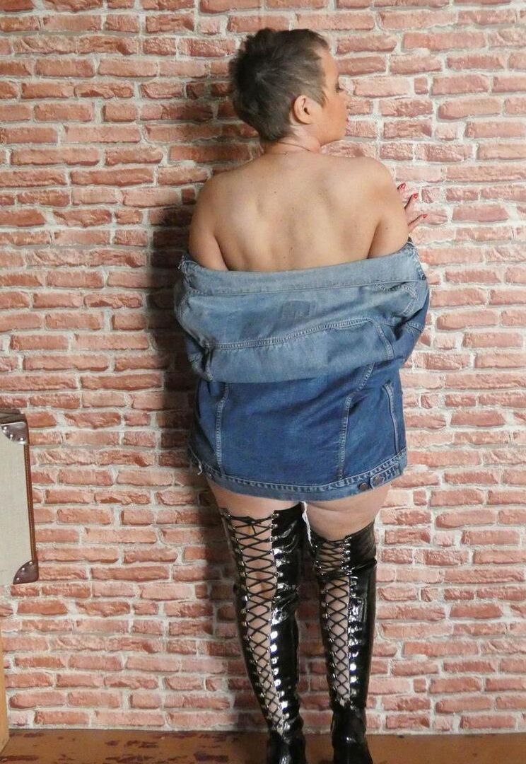 16P 年上の素人上品なソフィアと黒人男性が彼女の巨大なおっぱいで遊ぶ