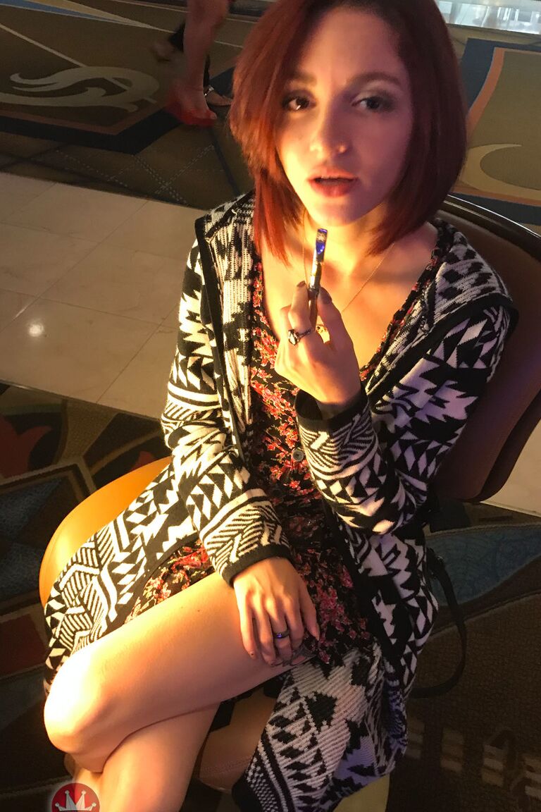 21P Petite ruiva Lola Fae expondo seus seios naturais e sua buceta gostosa