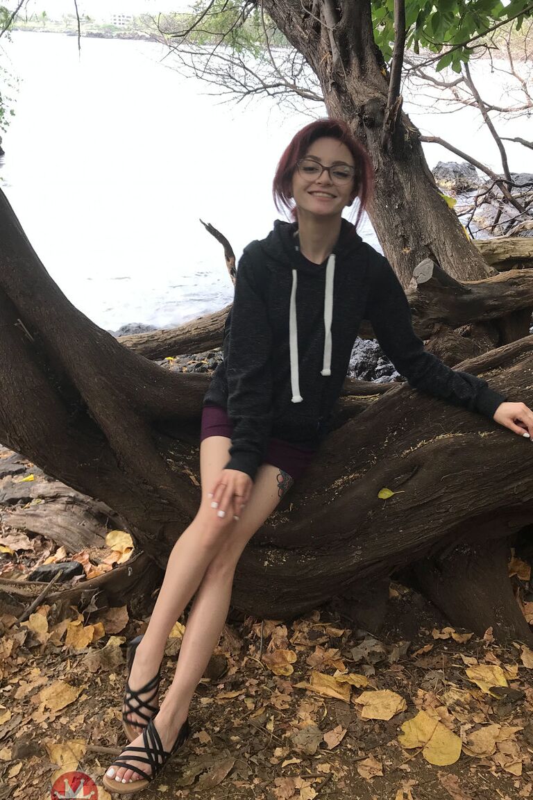 21P Petite ruiva Lola Fae expondo seus seios naturais e sua buceta gostosa