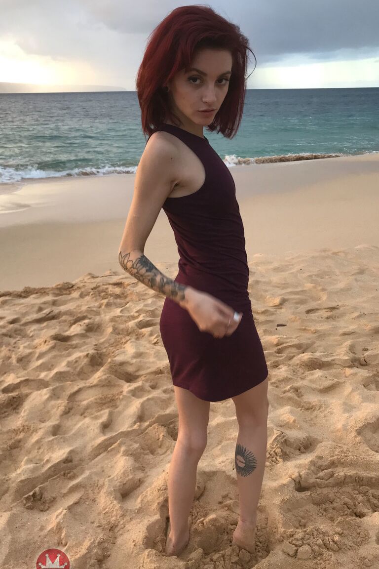 21P Petite ruiva Lola Fae expondo seus seios naturais e sua buceta gostosa