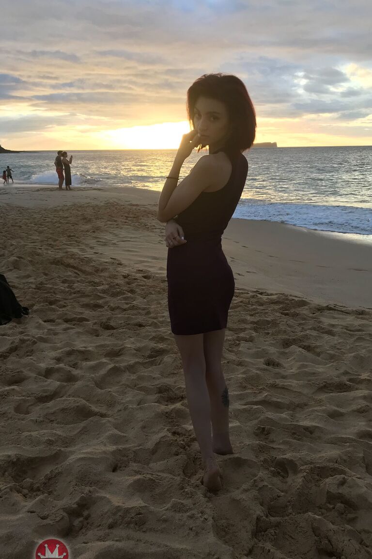 21P Petite ruiva Lola Fae expondo seus seios naturais e sua buceta gostosa