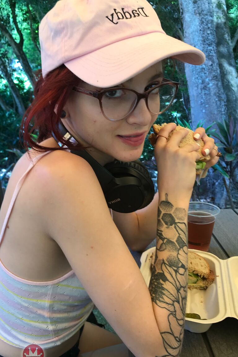 21P Petite ruiva Lola Fae expondo seus seios naturais e sua buceta gostosa