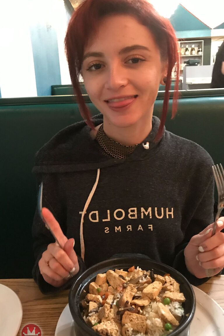 21P Petite ruiva Lola Fae expondo seus seios naturais e sua buceta gostosa
