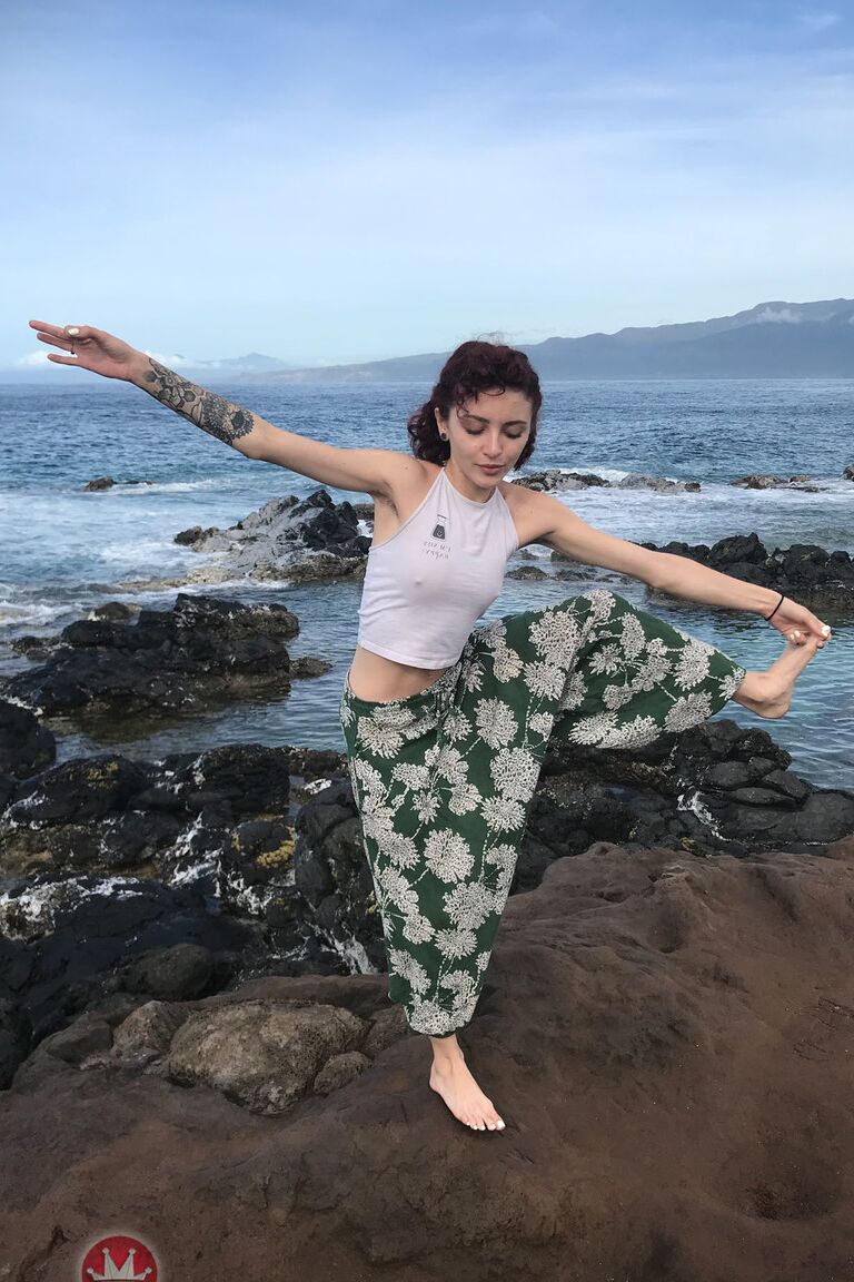 21P Petite ruiva Lola Fae expondo seus seios naturais e sua buceta gostosa