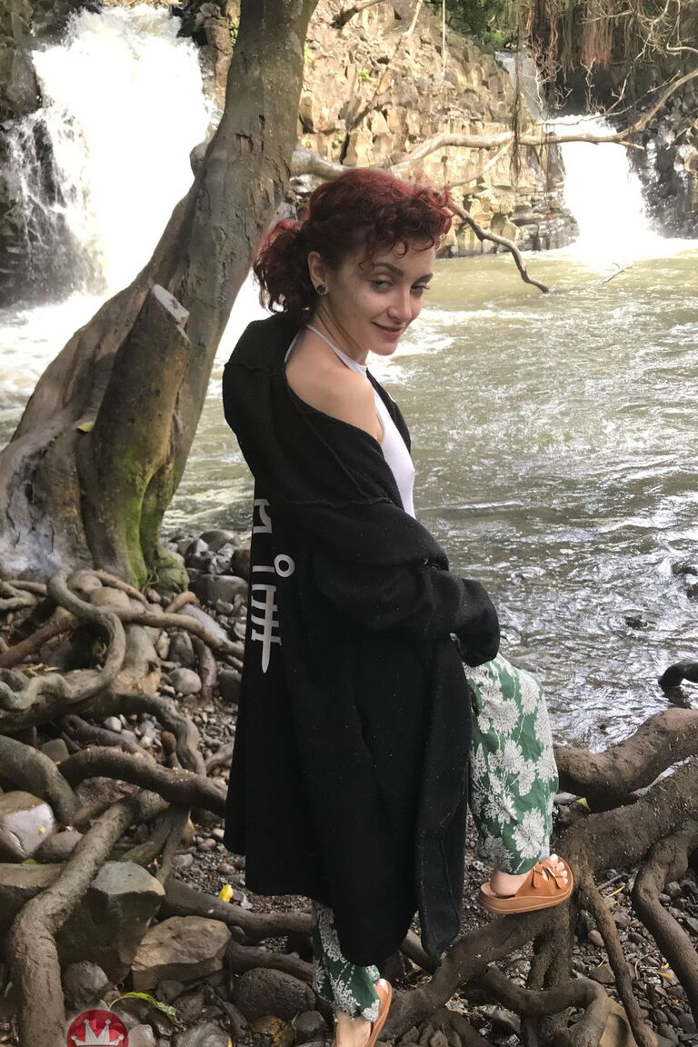 21P Petite ruiva Lola Fae expondo seus seios naturais e sua buceta gostosa