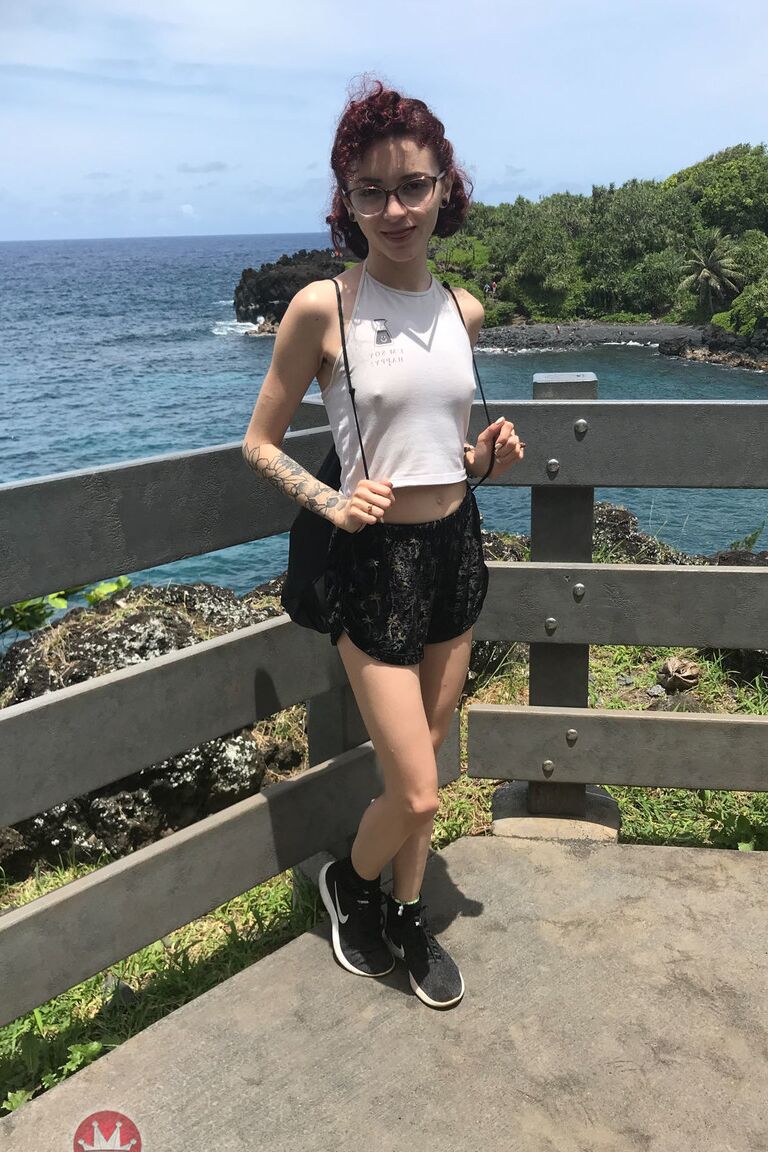 21P Petite ruiva Lola Fae expondo seus seios naturais e sua buceta gostosa