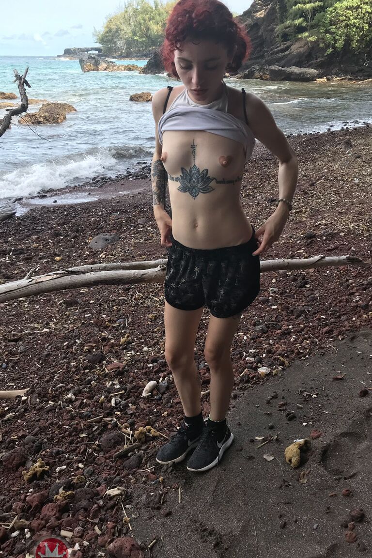 21P Petite ruiva Lola Fae expondo seus seios naturais e sua buceta gostosa