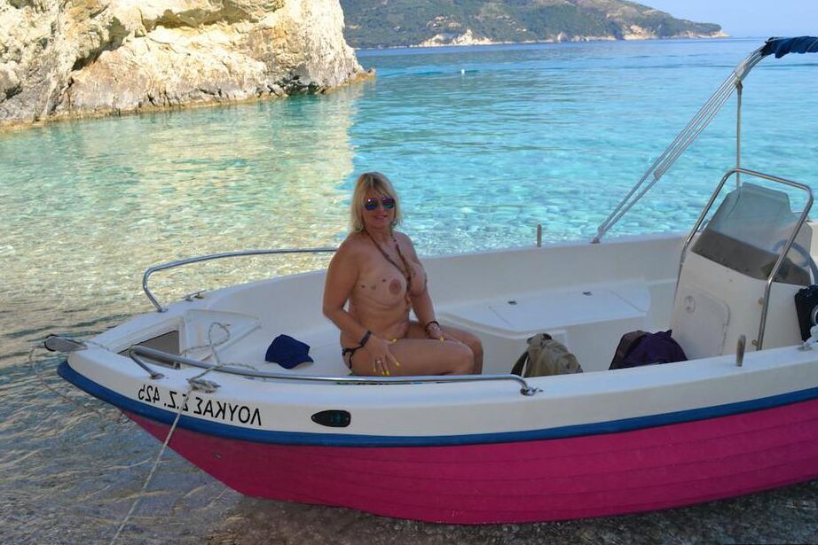 20P Big Nude Chrissy pilota seu barco nua para expor seus peitos redondos e rechonchudos